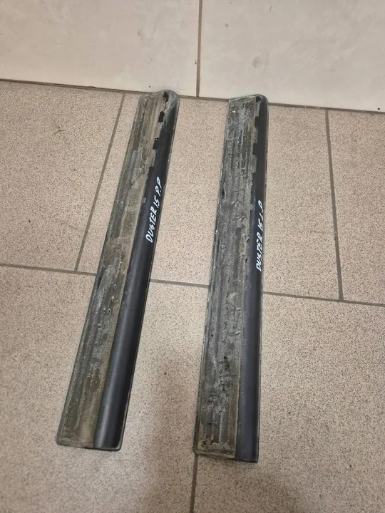 Dacia Duster I 13-17 Conjunto de soleiras dianteiras 768520031R image 2