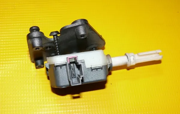 Audi OEM 4B5962115B Atuador Fecho Porta-Malas - Usado image 3