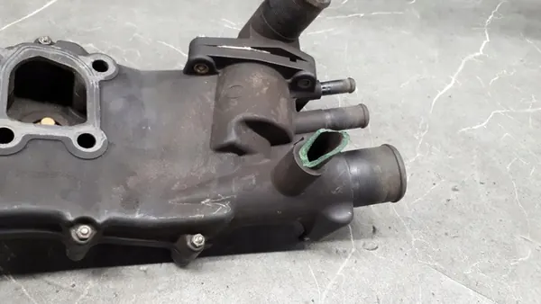 Carcasa de termostato Peugeot 406 Lift 2.0 HDI image 3