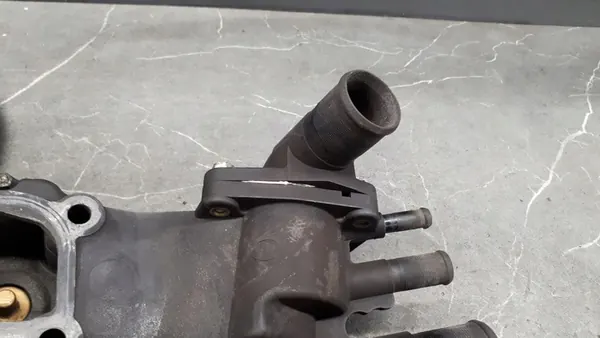 Carcasa de termostato Peugeot 406 Lift 2.0 HDI image 4