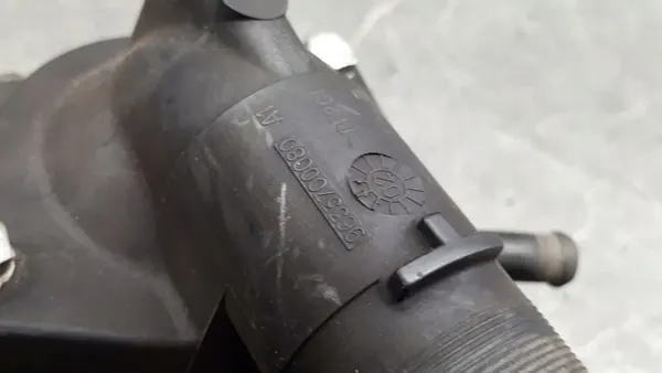 Carcasa de termostato Peugeot 406 Lift 2.0 HDI image 9