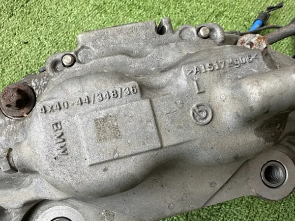 Pinças de travão OEM 6860911/12 para BMW G30 G11 image 3