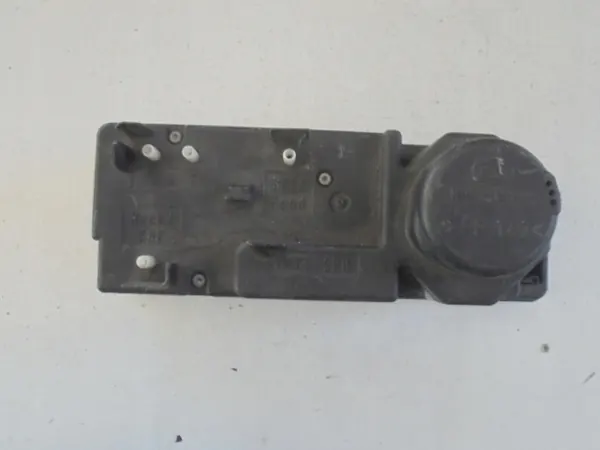 Mercedes W210 central låspump OEM 2088000548 image 3