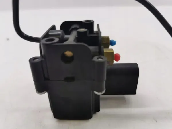 BMW X5 E70 2010 Bloco de válvula de suspensão pneumática traseira AMD108708 image 3