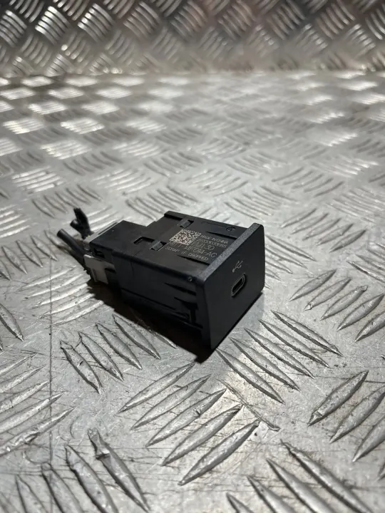 Ford Puma MK2 USB-C-portti M1TT-14F014-AC image 2