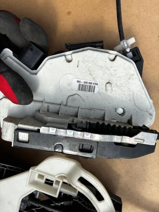 Höger Bakdörrslås TIGUAN PASSAT CC SUPERB II 5N0839016A image 2