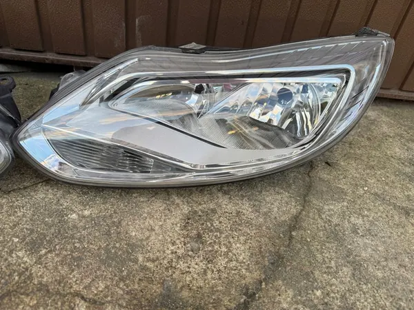 Conjunto de faros delanteros Ford Focus MK3 image 2