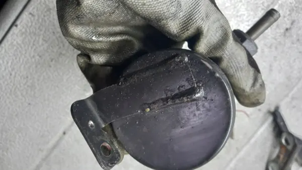 Filtro de carbón Toyota OEM usado para Avensis T25 image 3