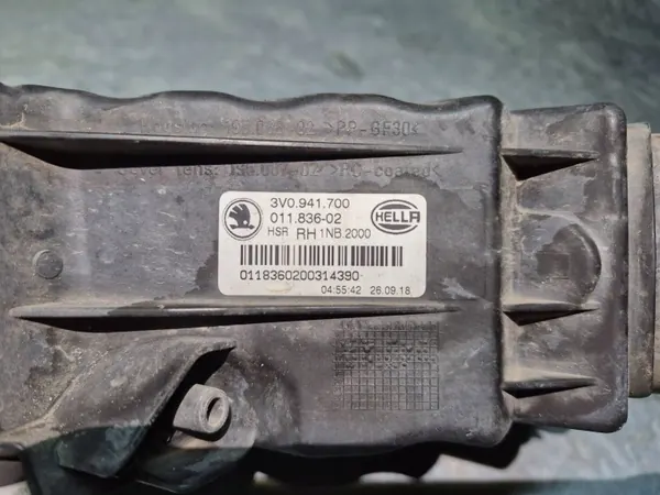 Faro Halógeno Derecho Usado OEM 3V0941700 para Skoda image 5