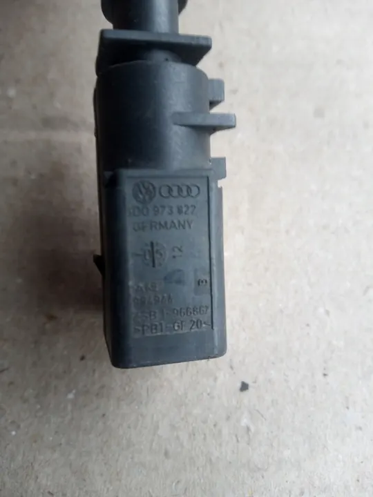 Audi A4 Motorhuv Lock Mikrobrytare 8E0953236 image 2