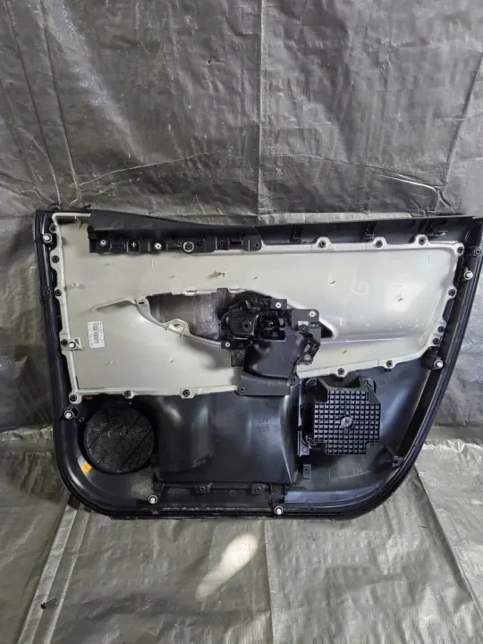 Toyota Yaris vänster framdörrsskinn OEM 67620K0100 image 10