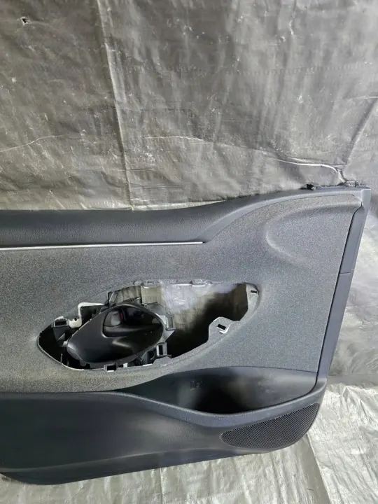 Toyota Yaris vänster framdörrsskinn OEM 67620K0100 image 4