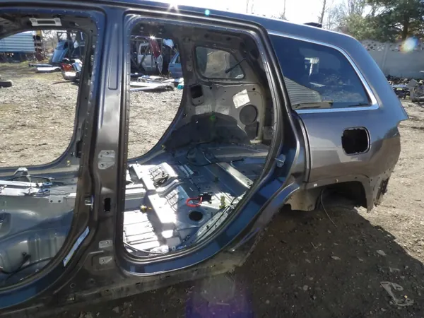 Jeep Grand Cherokee WK2 Vasen Kynnys OEM image 3