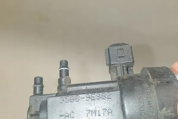 Válvula EGR FORD FOCUS TURNIER 1.8L diesel 1999 OEM 98AB9E882AA image 2