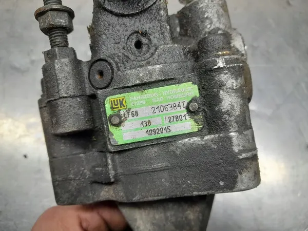 Bomba de direção assistida BMW 7 E38 2106384T image 4