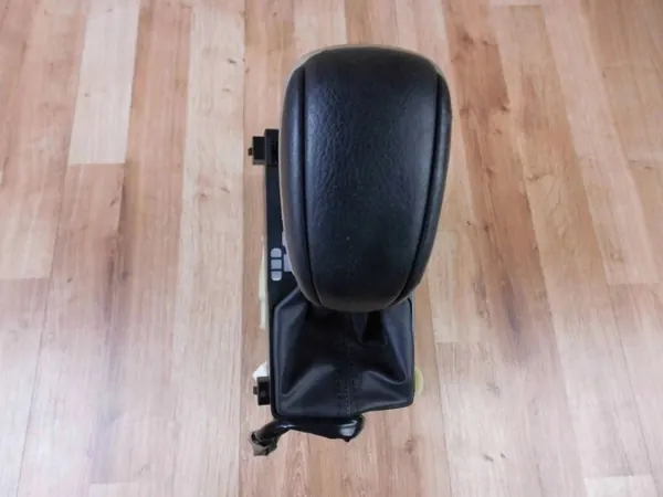 Mitsubishi OE 2400A555 Couvre-levier vitesse - Occasion image 5