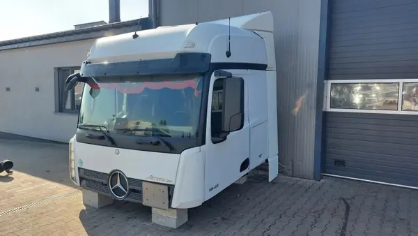 Mercedes Actros MP4 Big Space cabineframe OEM A0006000101 image 3