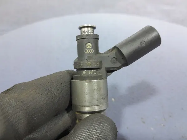 Iniettore carburante AUDI A6 C6 2.8B 06E906036E image 4