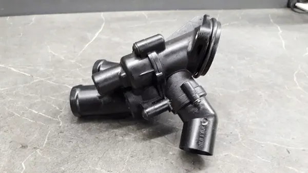 Carcasa de termostato VW Transporter T5 2.0 image 3