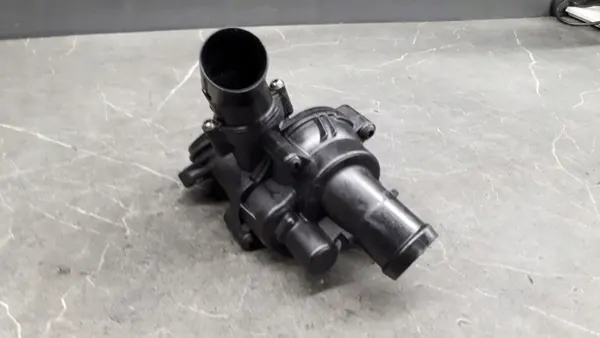 Carcasa de termostato VW Transporter T5 2.0 image 7