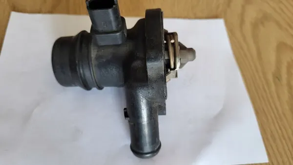 OPEL CORSA E/D, MOKKA, ADAM, MERIVA B Boîtier de Thermostat image 1