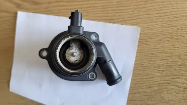 OPEL CORSA E/D, MOKKA, ADAM, MERIVA B Boîtier de Thermostat image 3