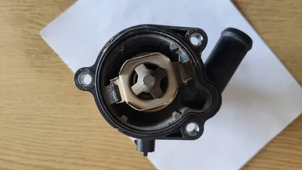 OPEL CORSA E/D, MOKKA, ADAM, MERIVA B Boîtier de Thermostat image 4