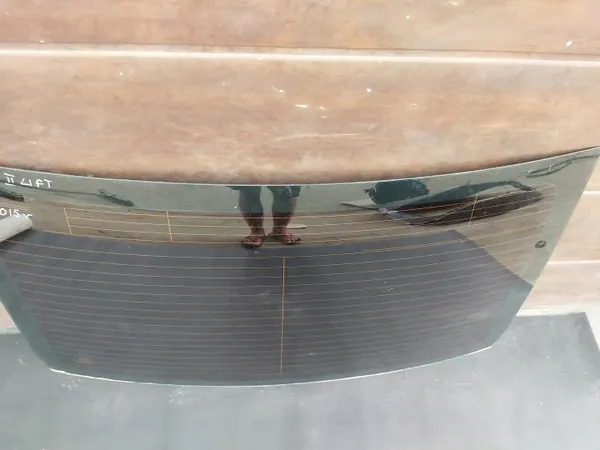 Toyota T27 Achterruit Sedan Lift Donker OEM image 4