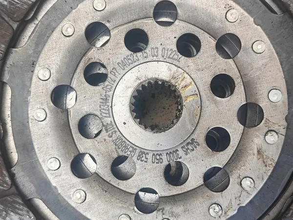 Dacia Duster I 1.5DCI Kaksimassavauhtipyörä 3000950538 image 2