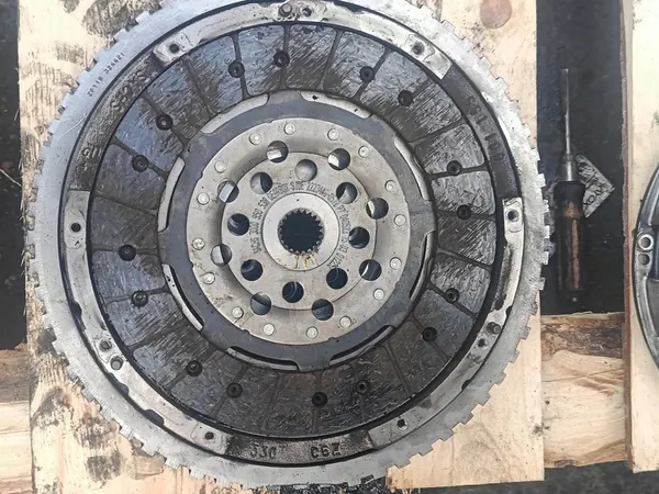 Dacia Duster I 1.5DCI Kaksimassavauhtipyörä 3000950538 image 3