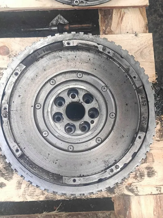 Dacia Duster I 1.5DCI Kaksimassavauhtipyörä 3000950538 image 4