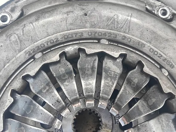 Dacia Duster I 1.5DCI Kaksimassavauhtipyörä 3000950538 image 5