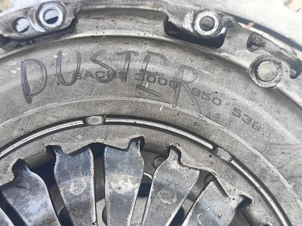 Dacia Duster I 1.5DCI Kaksimassavauhtipyörä 3000950538 image 6