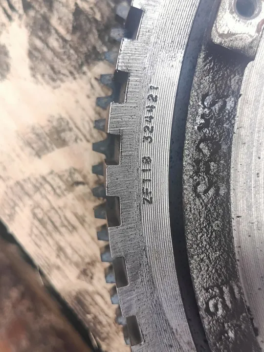 Dacia Duster I 1.5DCI Kaksimassavauhtipyörä 3000950538 image 7