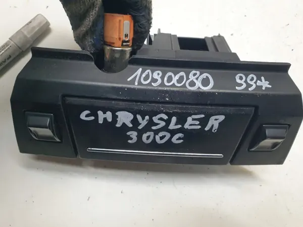 Cenicero Encendedor Chrysler 300C OEM 1090080 - Usado image 5