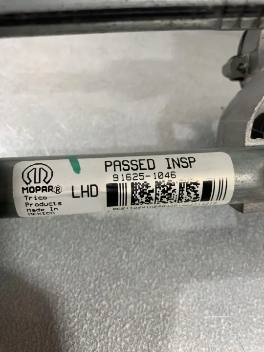 Brazo limpiaparabrisas Jeep Compass OEM FBZ18582 - Usado image 7