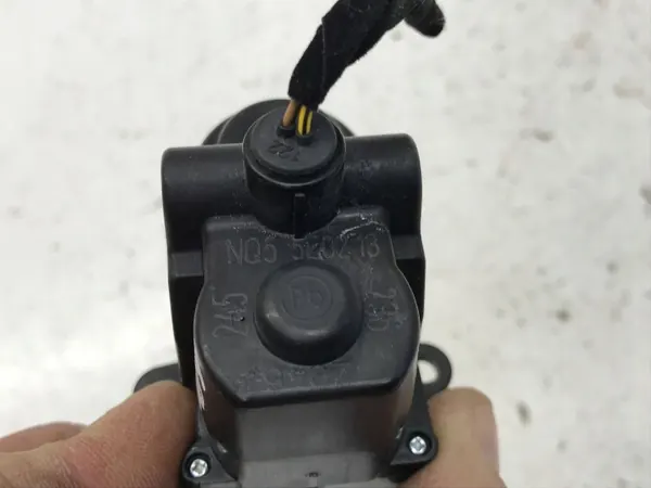 Kia Sportage V linkes Spiegelmotor OEM 5E0213 image 6