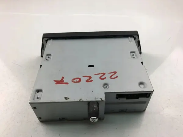 Changer CD Mazda d'occasion OEM BHP3669G0B pour Mazda 3 (BM) image 4