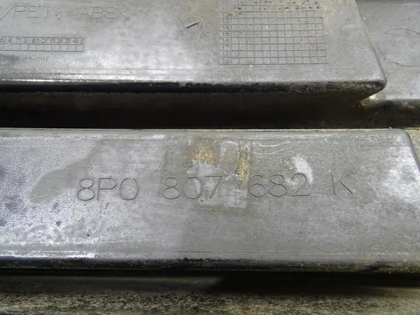 Rejilla de parachoques derecha Audi A3 8P Lift 8P0807682K image 4