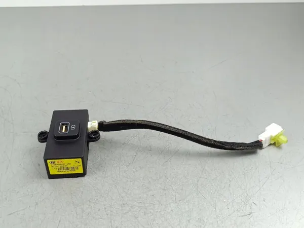 Kia Sorento USB-pistorasia OEM 96125R2500 - Käytetty image 2