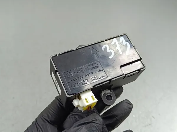 Kia Sorento USB-pistorasia OEM 96125R2500 - Käytetty image 4
