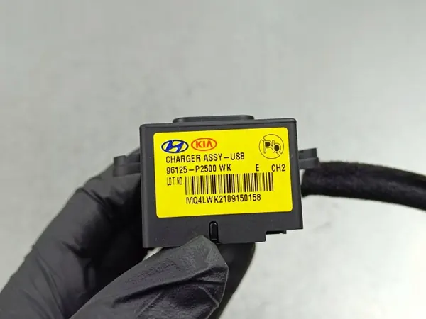 Kia Sorento USB-pistorasia OEM 96125R2500 - Käytetty image 5
