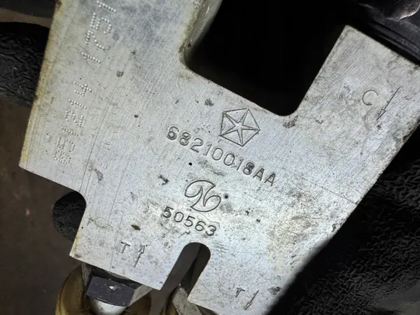 Termostato de caja OEM 68210018AA para Jeep WK2 image 3