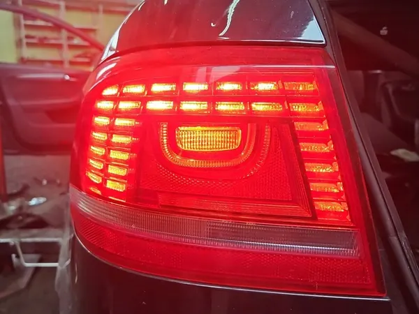 Luz Trasera Izquierda Sedán VW Passat B7 LED OEM 3AE945207B image 2