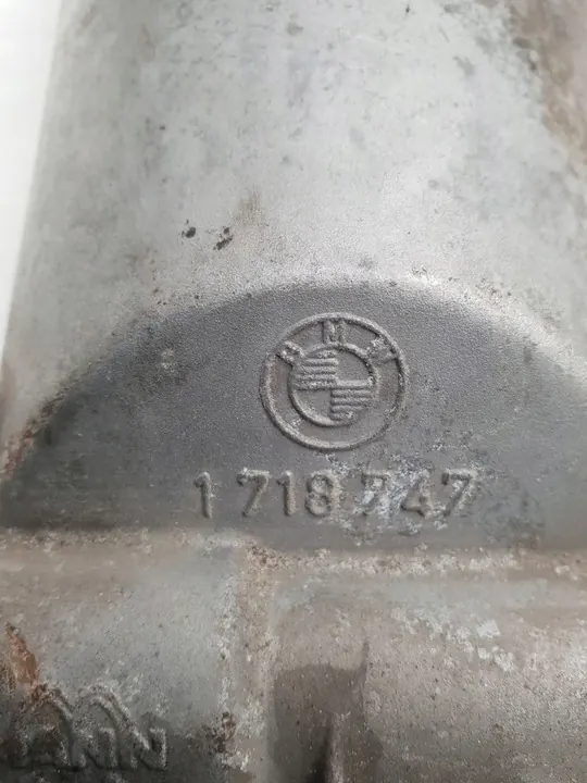 BMW 7 E32 1988 Oljefilterfäste image 4