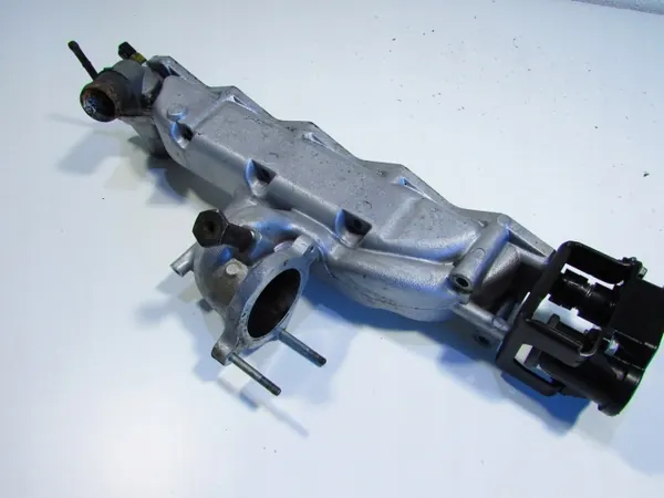 Hyundai Tucson 2.0 CRDI Termostaatin kotelo OEM Käytetty image 3