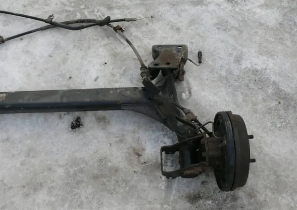 Poutre d'essieu arrière DAK-105-PO avec tambours image 3