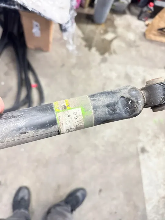 Hinterer Stoßdämpfer OEM 4853052T10 für Lexus LBX image 3