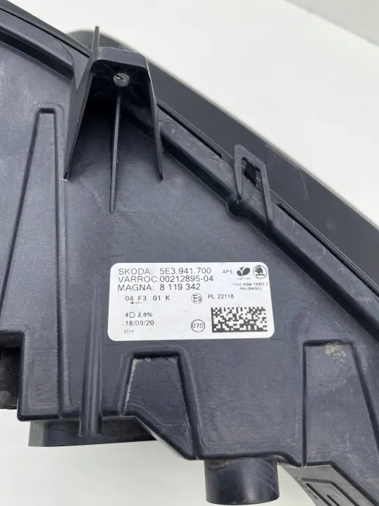 Skoda Octavia IV Halogenscheinwerfer Rechts Vorne 5E3941700 image 6