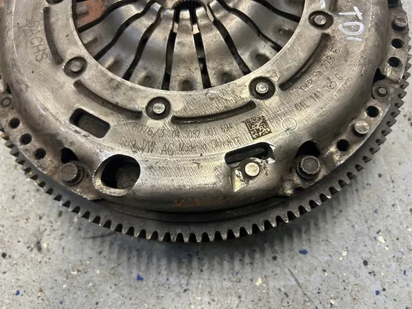 VW GOLF VII 1.6 TDI Kaksoismassakytkinpaketti image 2